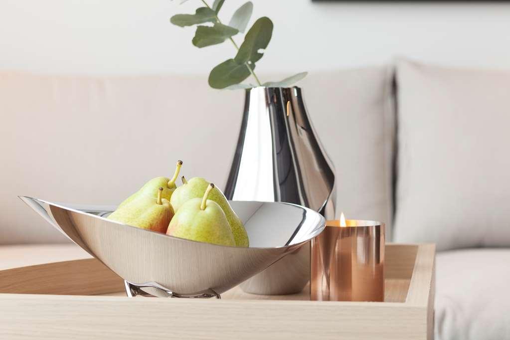 One Global Resorts Green Square Sydney Room photo Vases and bowls
